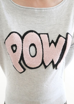 Kleiner grauer Pullover mit Comic-Text