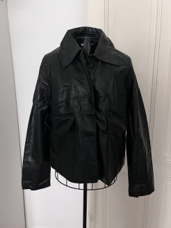 Schwarze Jacke aus Kunstleder