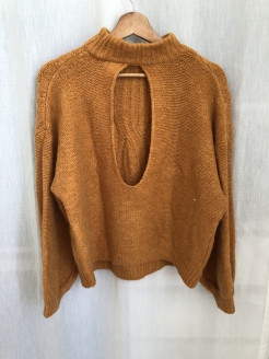 Pull oversize ouvert dans le dos