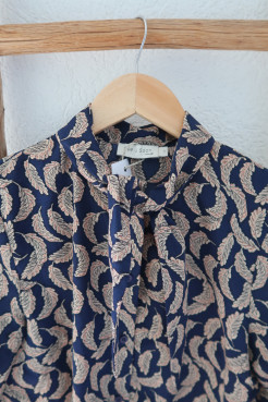 Blouse à motifs col a nouer 