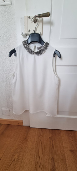 Weiße Bluse mit glänzendem Kragen