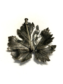 Pretty leaf-shaped brooch