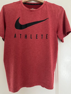 NIKE, SPORTS T-SHIRT, LIKE NEW, FOR TEENS AGED 13 TO 17.