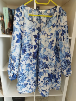 Bluse mit blauen Mustern oder kurzes Kleid