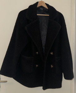 Schwarzer Mantel im Schaffell-Stil
