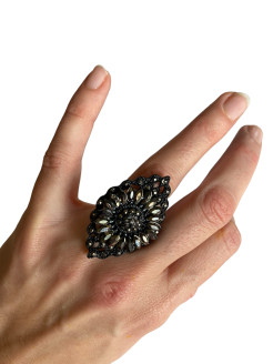 Bague noire avec cristaux