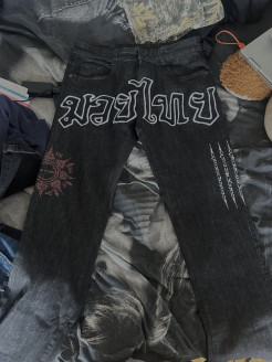 Weite Jeans in Größe 44, mit handgefertigten thailändischen Motiven.