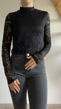 schwarzer Pullover mit Spitze