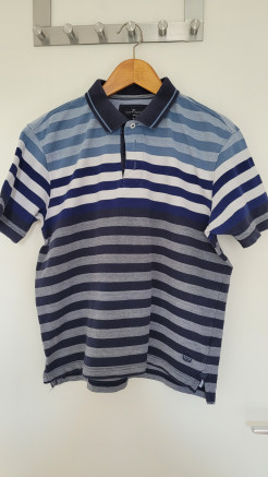 Blaues gestreiftes Poloshirt