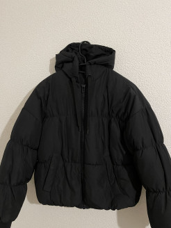 Schwarze Daunenjacke