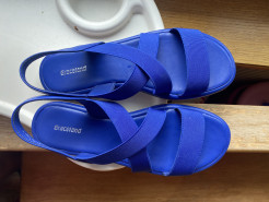 Blaue Sandale