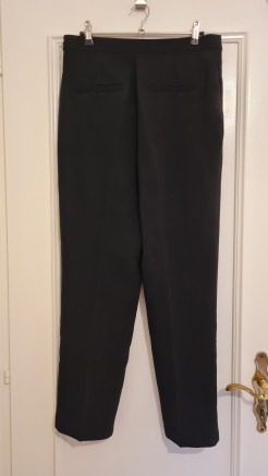 Schwarze Hose mit Abnäher