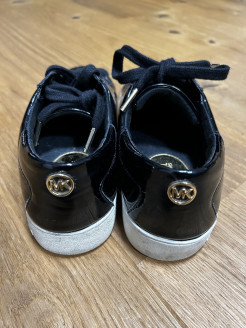 Schwarze Sneakers aus Lackleder von Michael Kors