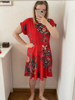 Rotes Kleid mit Blumen