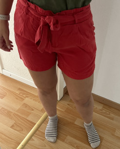 Rote Shorts