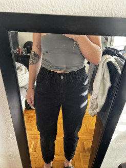 Schwarze Jeans mit hoher Taille Bershka