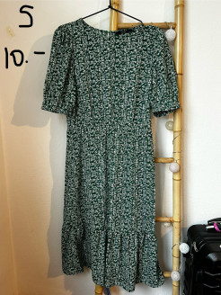 Robe mi longue verte fleurie