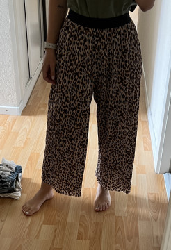 Wide-leg leopard print trousers