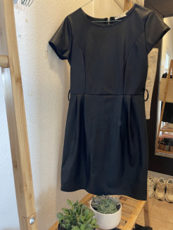 Nice little dress in leatherette, size 36. Worn only a few times. Bought without a belt.