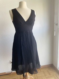 Schwarzes halblanges Kleid