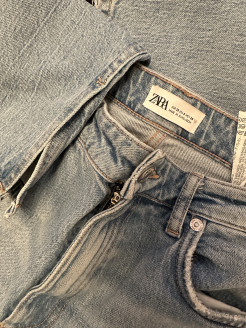 Gerade geschnittene Jeans mit Schlitz Zara