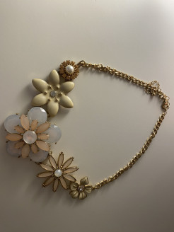 Necklace with flower