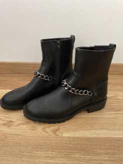 Bottines avec chaîne décorative