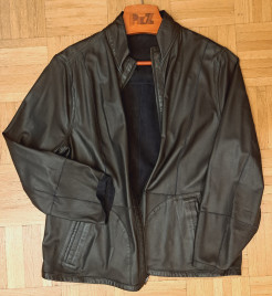 Doppelseitige Jacke -eine Seite aus schwarzem Leder und die andere aus blauem Wildleder