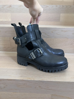 Leder-Stiefeletten mit Cut-outs, Gr. 38