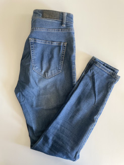 Blaue Skinny-Jeans mit hoher Taille
