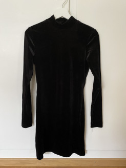 Schwarzes Kleid aus Samt