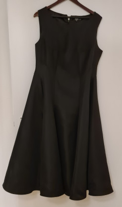 Schwarzes Kleid