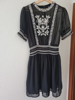 Robe courte noire avec détail broderie blanche