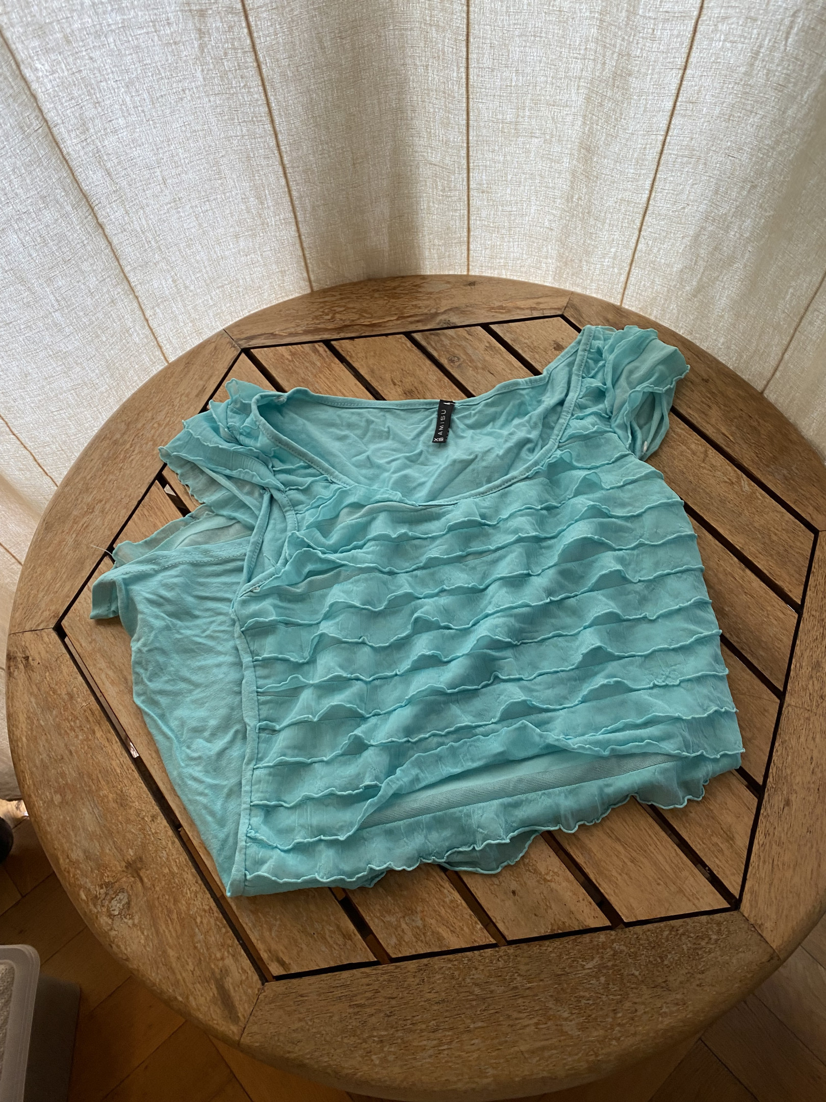 T-shirt bleu turquoise.