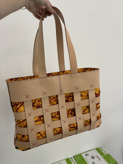 Shopping bag in woven leather and yellow fabric