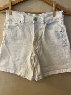 Weiße Jeansshorts mit hoher Taille