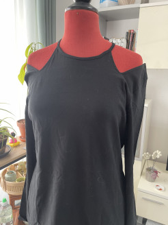 Black long-sleeved off-the-shoulder T-shirt