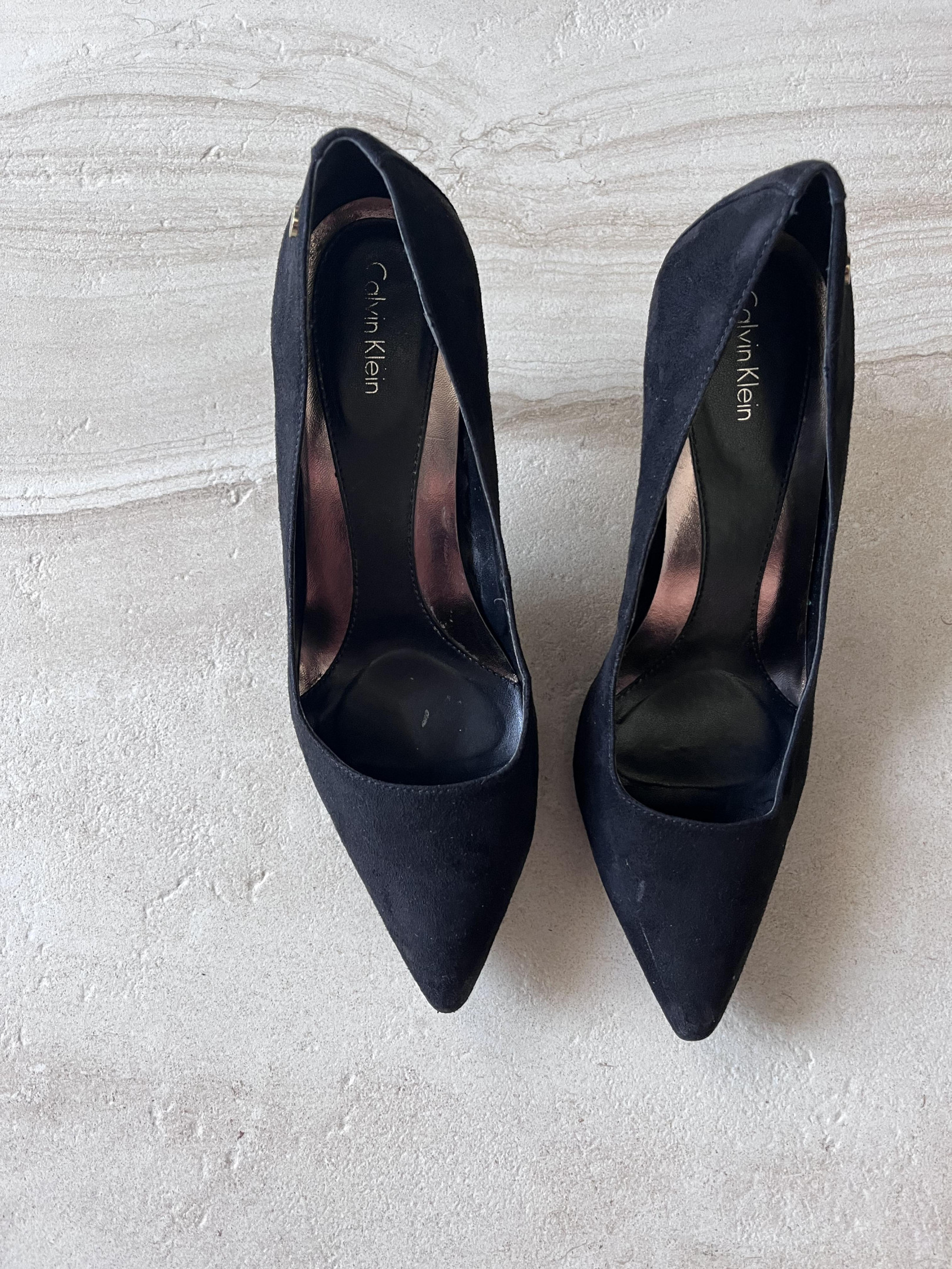 Calvin klein sale suede pumps