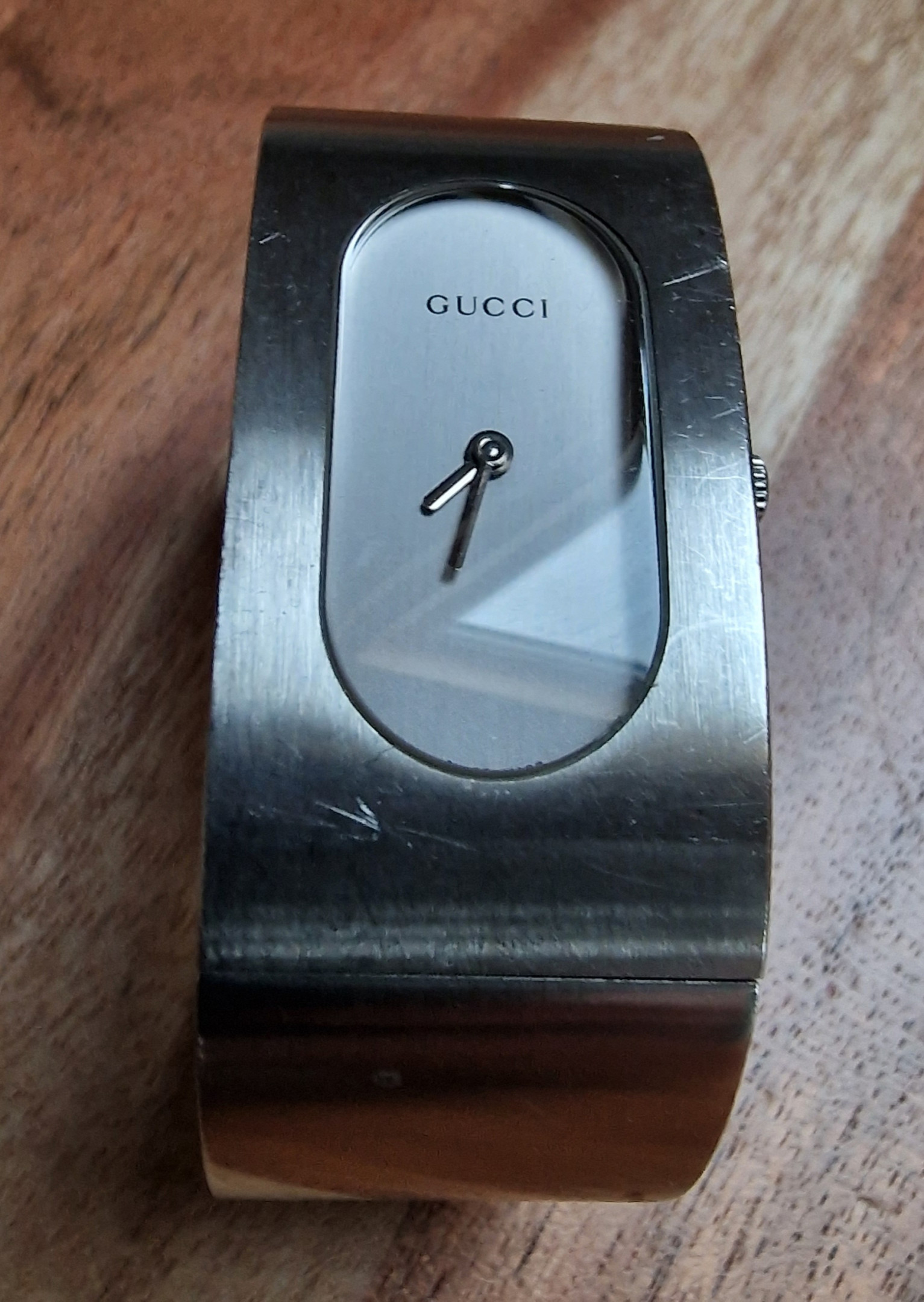 Gucci on sale 2400l watch