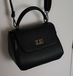 Schwarze Handtasche.