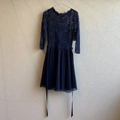 Blaues Kleid mit langen Ärmeln aus Spitze