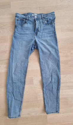 Hellblaue Röhrenjeans