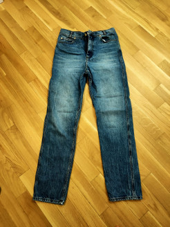 Verwaschene blaue Jeans mit hoher Taille und geradem Bein