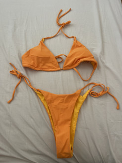 Orangefarbener Badeanzug