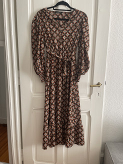 Langes Kleid mit Muster