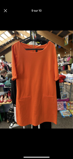 Orangefarbenes Kleid