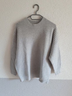 Hellgrauer Pullover