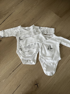 Set of 2 bodysuits size 1 month