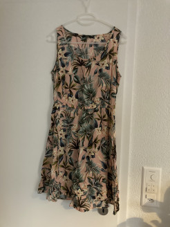 Robe courte rose à motif fleuris