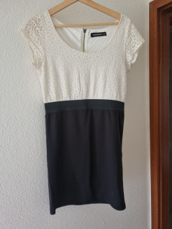 Robe courte haut blanc broderie et bas noir moulant